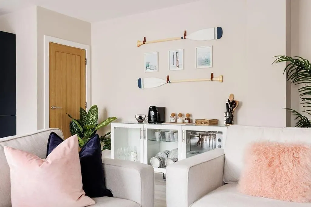 Modern 2 Bed, Cliff Top & Parking, F6-1