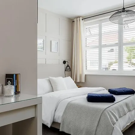 Modern 2 Bed, Cliff Top & Parking, F6-2