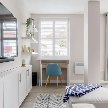 Modern 2 Bed, Cliff Top & Parking, F6-3
