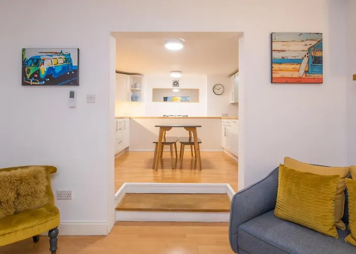 Modern Apt Near Gardens With Large Decking Area - Vivre Retreats